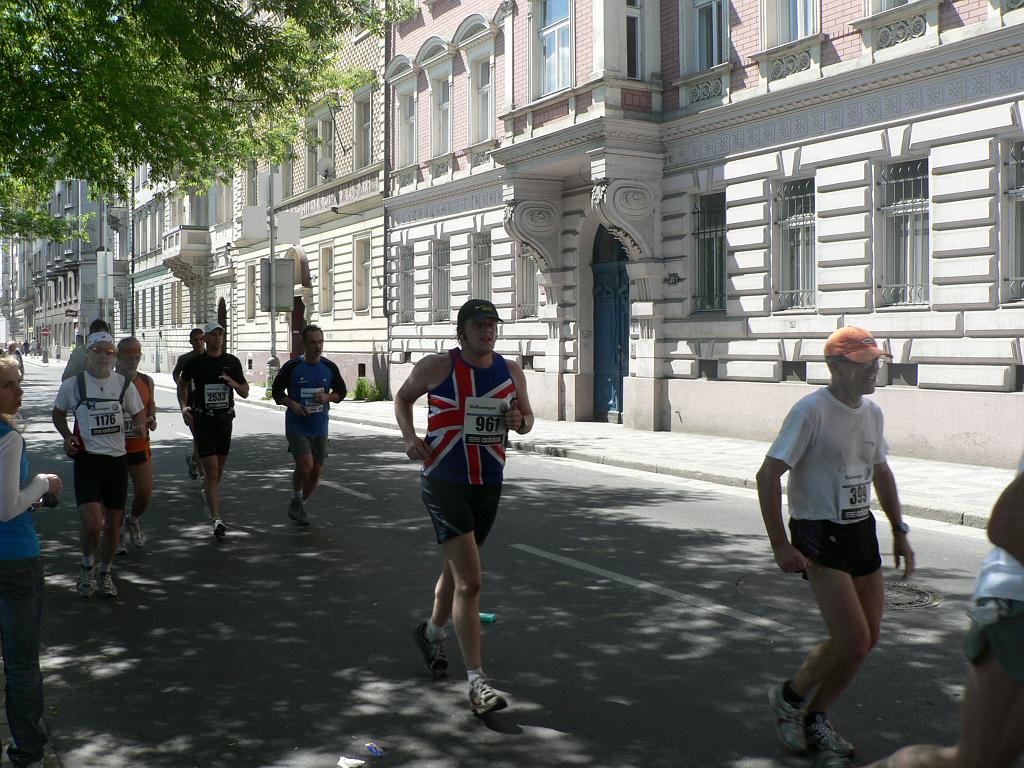 Maraton 08 083.jpg - Anglie předbíhá naše závodníky a mě střevní potíže neumožňují na ně čekat. Ale Tlusťoch jim zdárně předává gely.